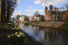 900139 Gezicht op het opnieuw aangelegde gedeelte van de Stadsbuitengracht te Utrecht, vanaf de Catharijnesingel, met ...